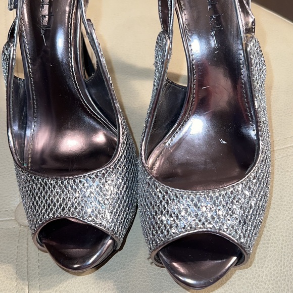 Nicole Miller silver sparkle heels. Size 6 - Picture 4 of 5
